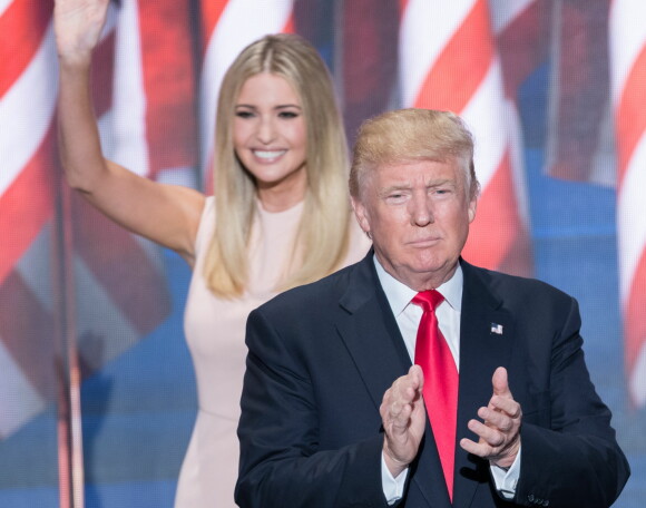 Datteren til Donald Trump taler sin far midt imot om seksuell trakassering